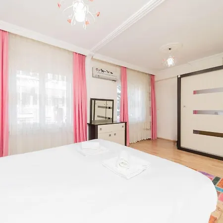 Appartement Capacious Flat With Terrace In Muratpasa